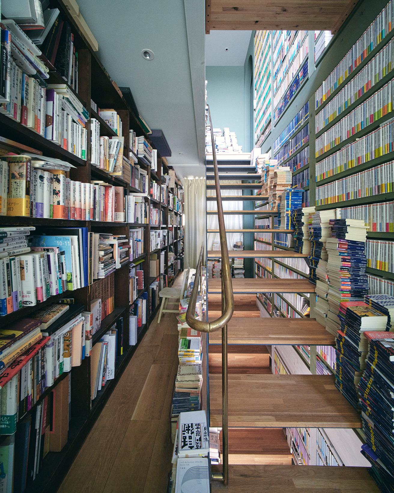人ではなく本を中心に設計したという空間には、5万冊におよぶ書籍が並ぶ。