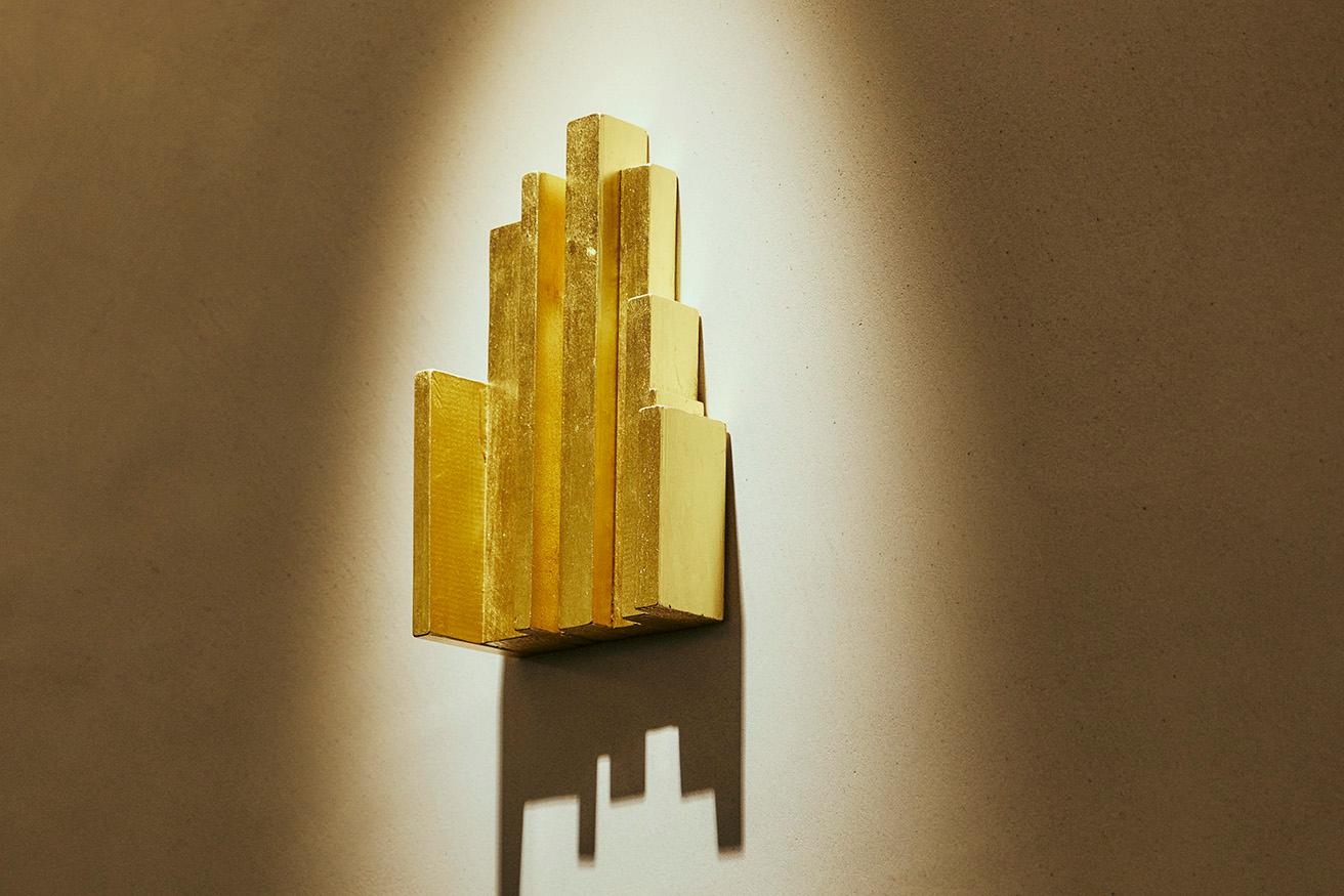1階ライブラリーに飾られているジョナサン・モンクの《Parkett Piece》。現代美術の巨匠の作品を読み変え、再構築する彼が、コンセプチュアル・アートの先駆者ソル・ルイットの本の背表紙を型取り、彫刻にした。