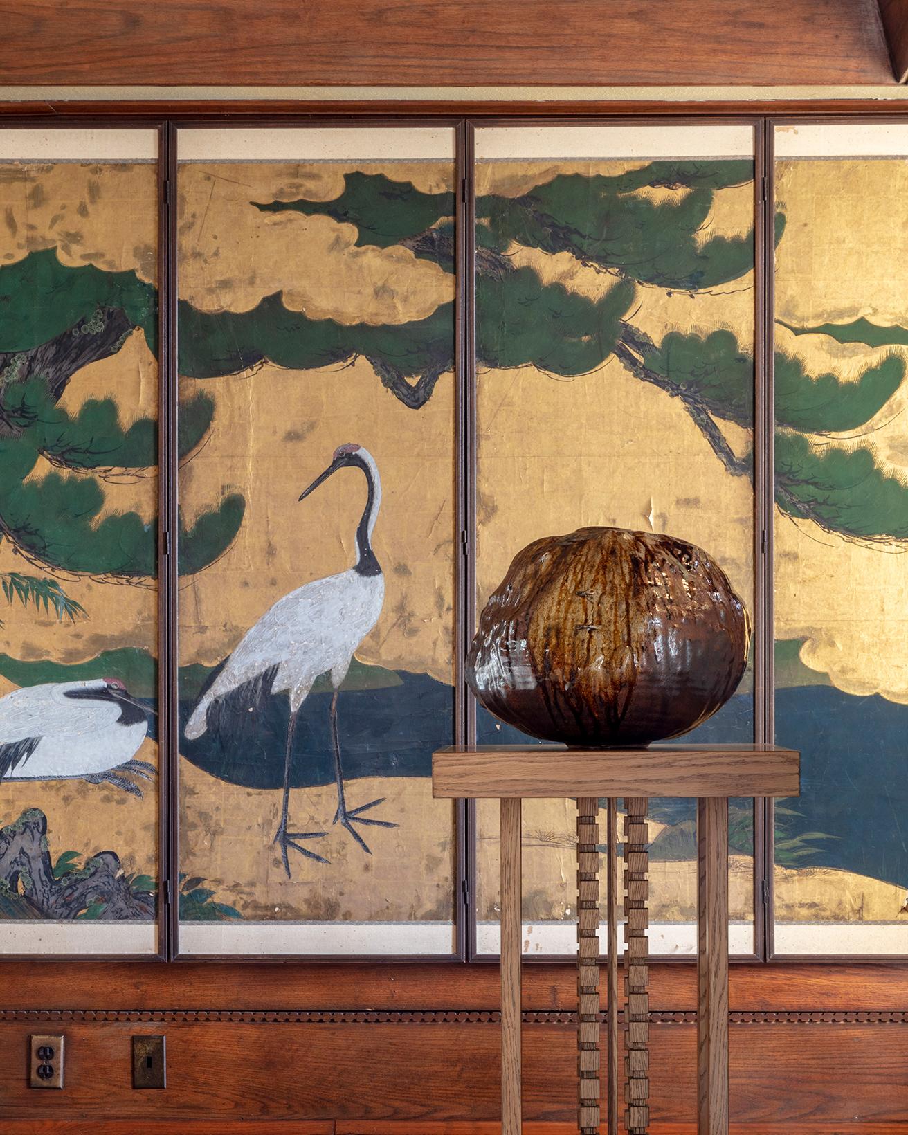 日本の骨董屏風に見合うアダムの作品の灰釉（木灰を用いた釉薬）には敷地から採集したオリーブの枝も含まれている。