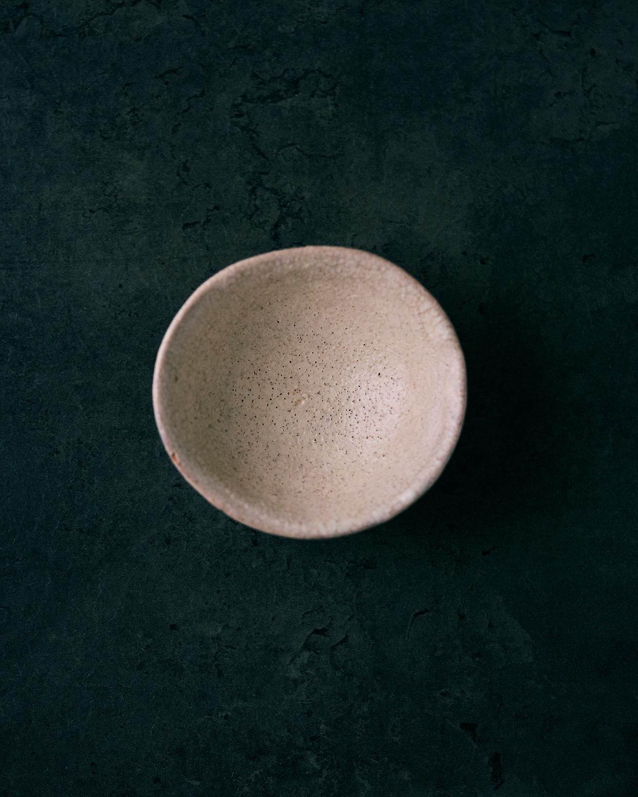李朝の高麗陶磁を継承する陶芸家で知られる、小林東五さんのうつわです。本当はお猪口なんですが、サイズ感がちょうどいいので豆皿代わりに使っています。ちょっとしたお塩やオイルなどを入れるのにもいいサイズ。