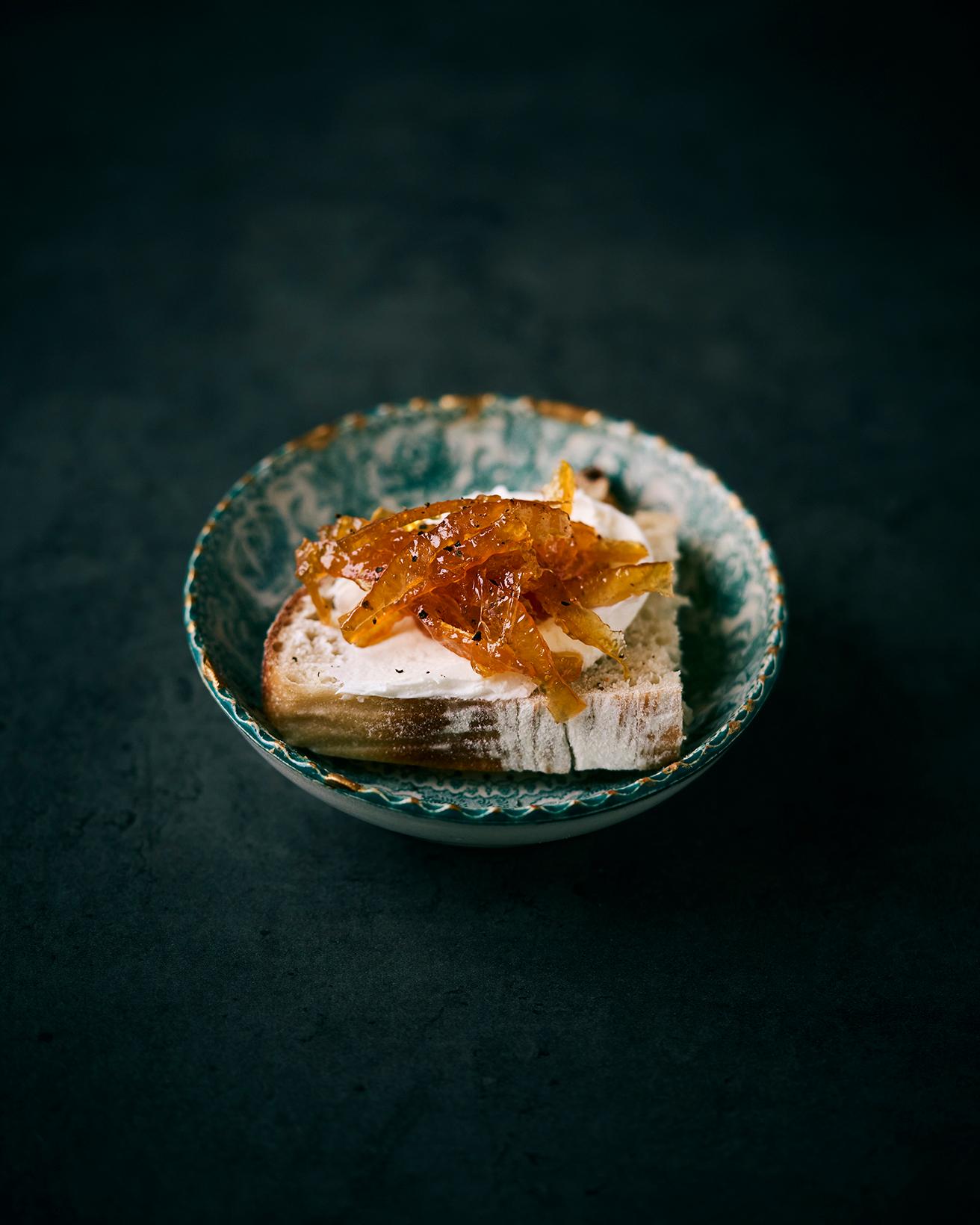 【365日豆皿つまみ】甘夏ピールのマーマレードとサワークリームのタルティーヌ｜4月 真藤舞衣子の発酵食つまみ