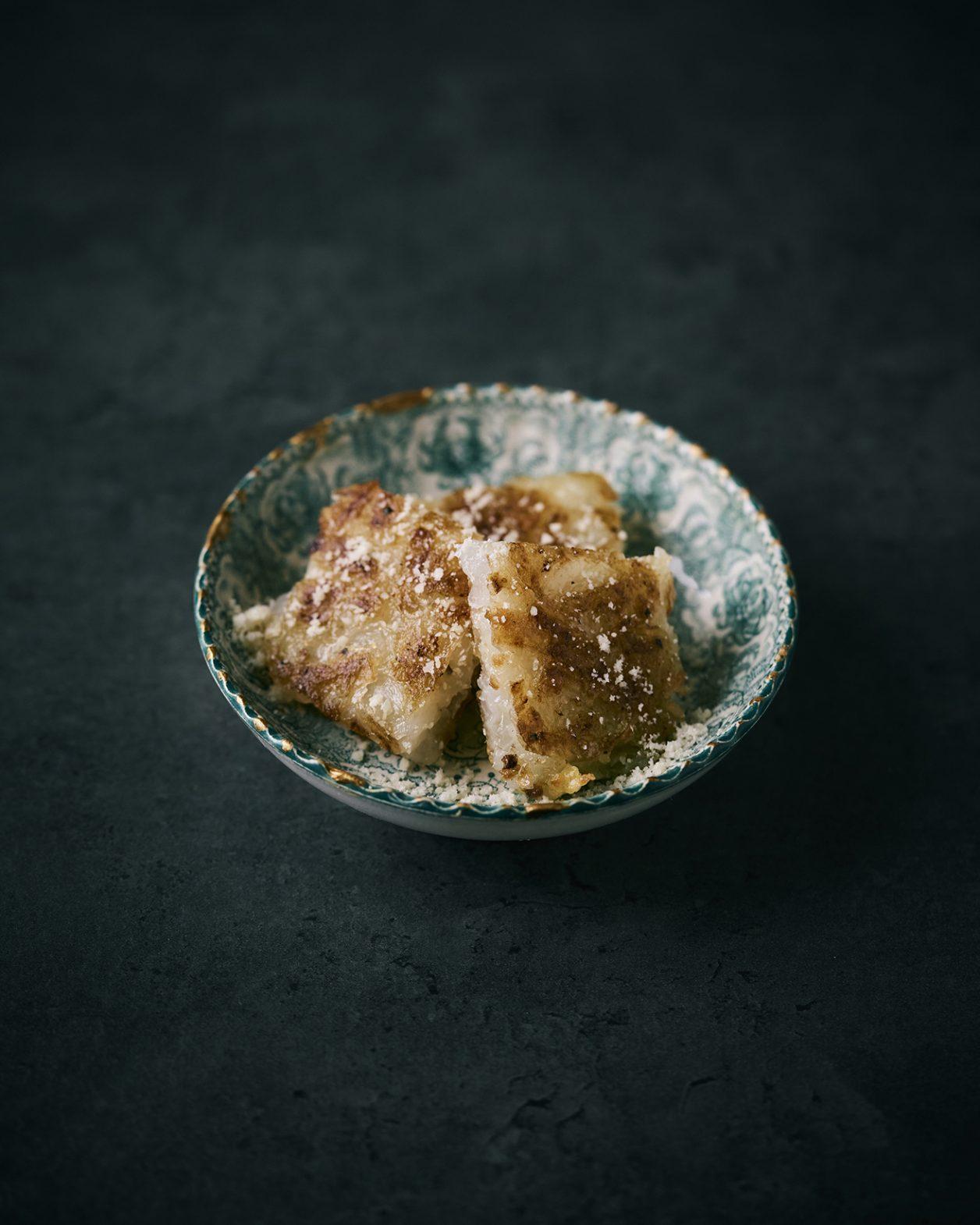 【365日豆皿つまみ】新玉ねぎの塩糀おやき｜4月 真藤舞衣子の発酵食つまみ