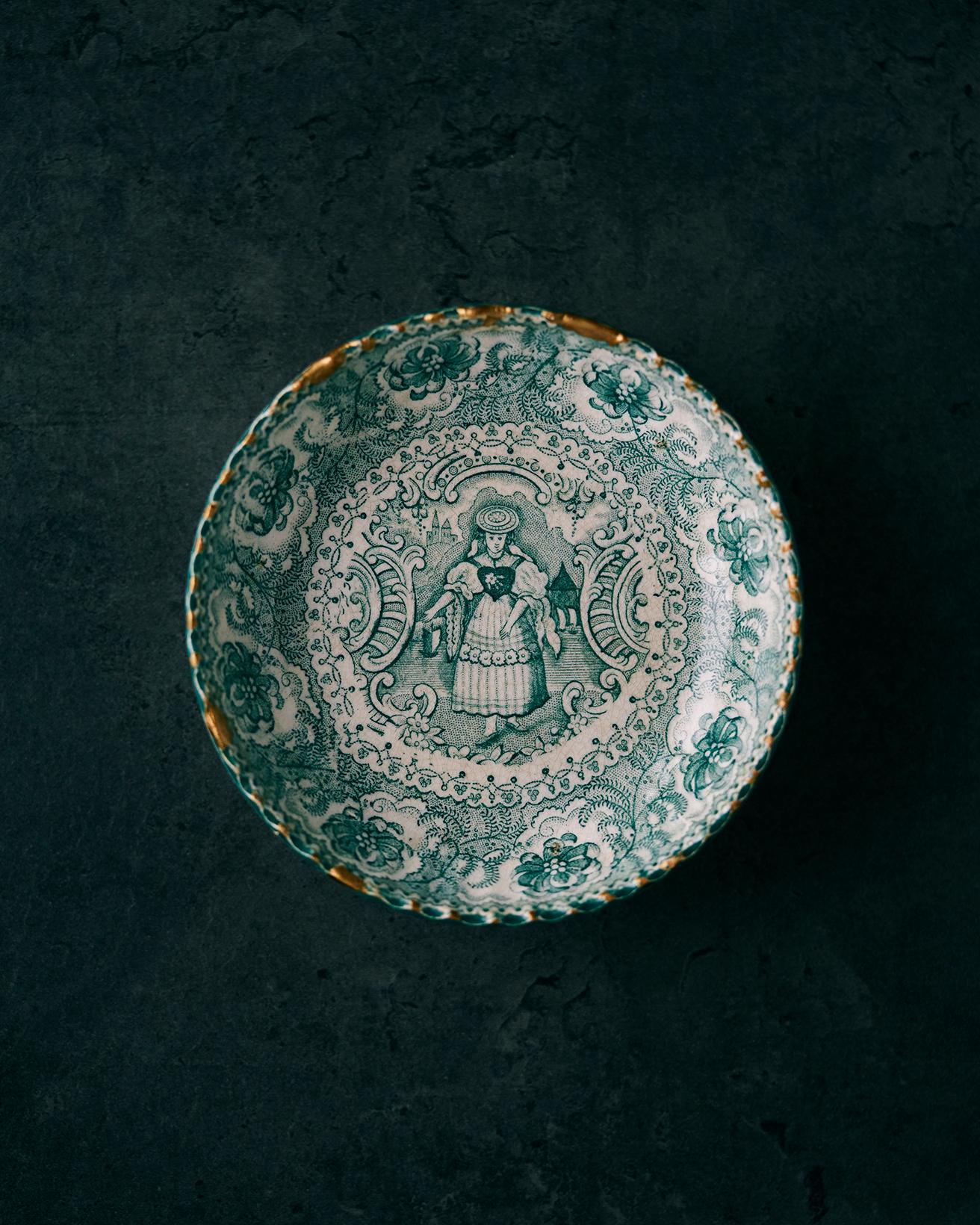 イギリス〈ドーソン〉社の19世紀前半〜中頃の骨董品。洋のものなのにどこか日本のお皿のような雰囲気もあり、料理に合わせやすいです。欠けた縁は自分で金継ぎしながら大切に使っています。