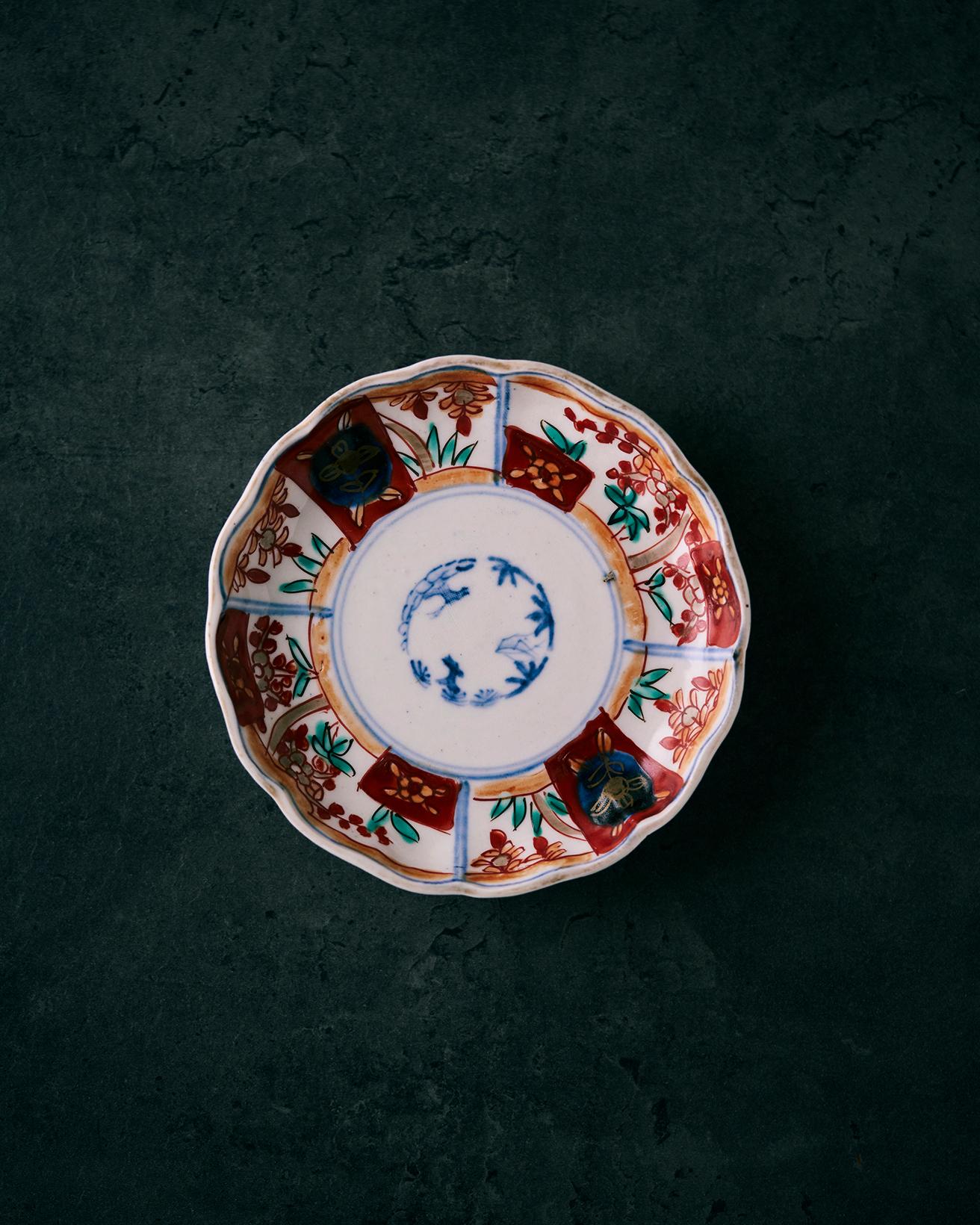 金沢へ旅した時に骨董屋さんで購入した古伊万里の豆皿です。パッと華やかな気分になります。旅先では毎回1つ骨董品を買って帰るのを自分へのお土産代わりにしています。
