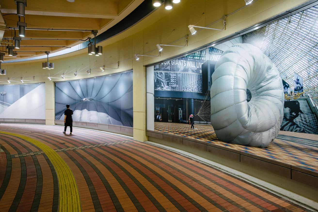 〈東京ドーム〉でもアートプログラムが開催される。写真は2022年の『東京ビエンナーレ 2023 はじまり展』、高橋臨太郎《Radius harps / After a typhoon》展示風景。