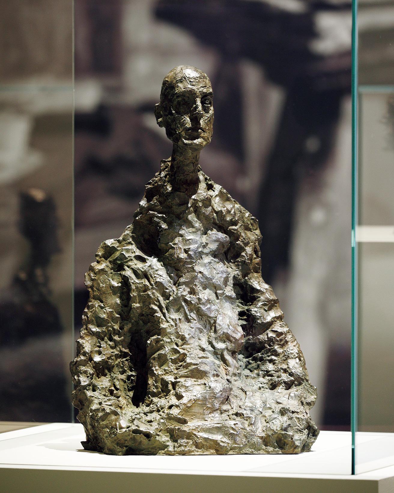 《男の胸像（ロタールⅡ）》（1964-65年）。2つ目となるこの作品は右肩が消失し、左耳もない。目は苦悩を湛え、身体は崩壊しようとしている。