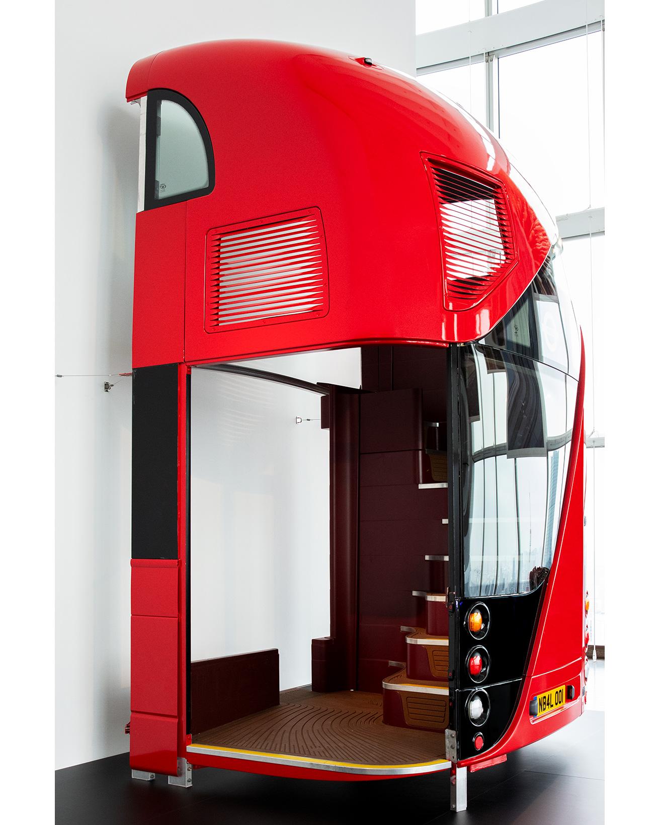 2012年から運用されるロンドンの象徴ともいうべきダブルデッカーバスの新型車両をデザイン。乗降の利便性を高め、環境性能も大幅に向上させた。