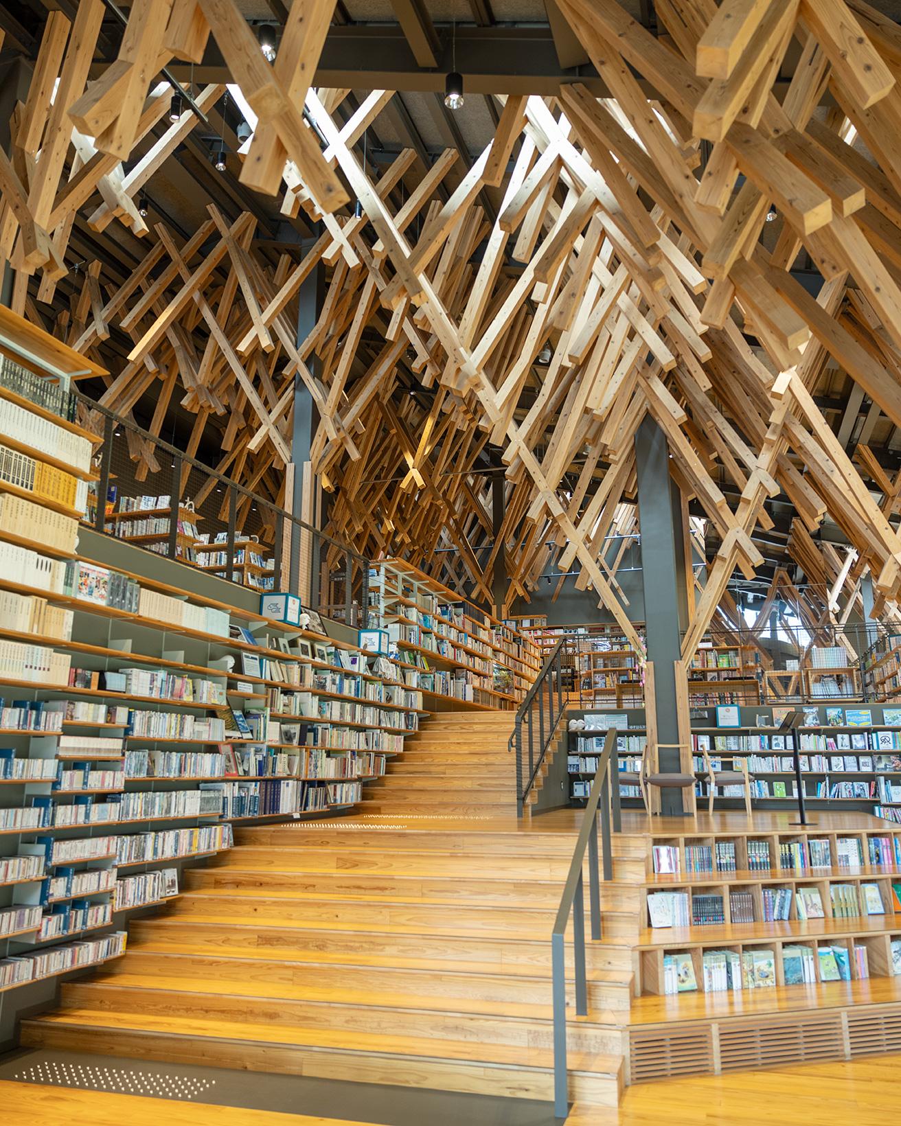 隈研吾設計の建築が多く存在する高知県梼原町。写真は〈梼原町立図書館（雲の上の図書館）〉。地元産の杉を多用した意匠が目を引く。