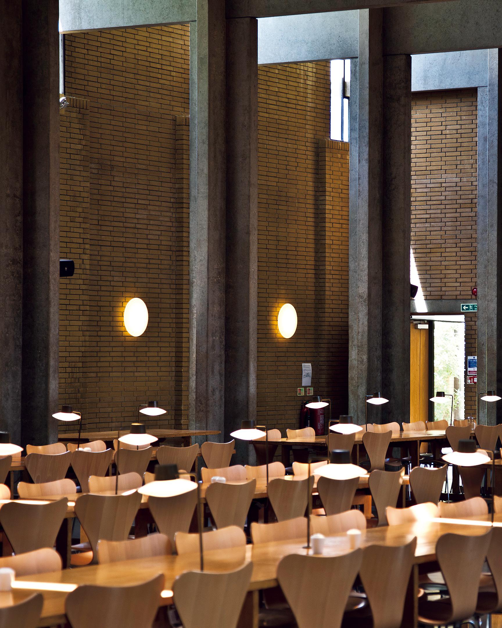 オックスフォード大学のためにデザインされたアルネ・ヤコブセンのテーブルランプが復刻。