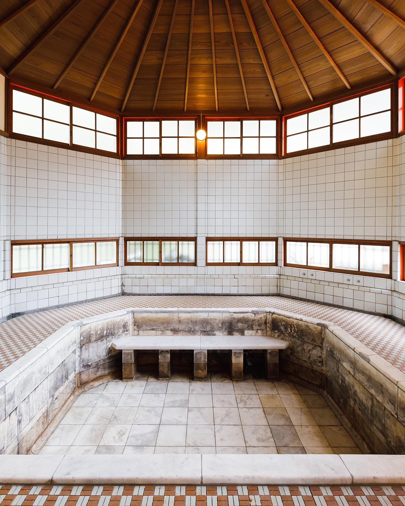 新館にある「五銭湯浴室」。天井の湯気抜き塔は不等辺八角形で独特の雰囲気が。また、浴場内のタイルには有田焼が使われている。