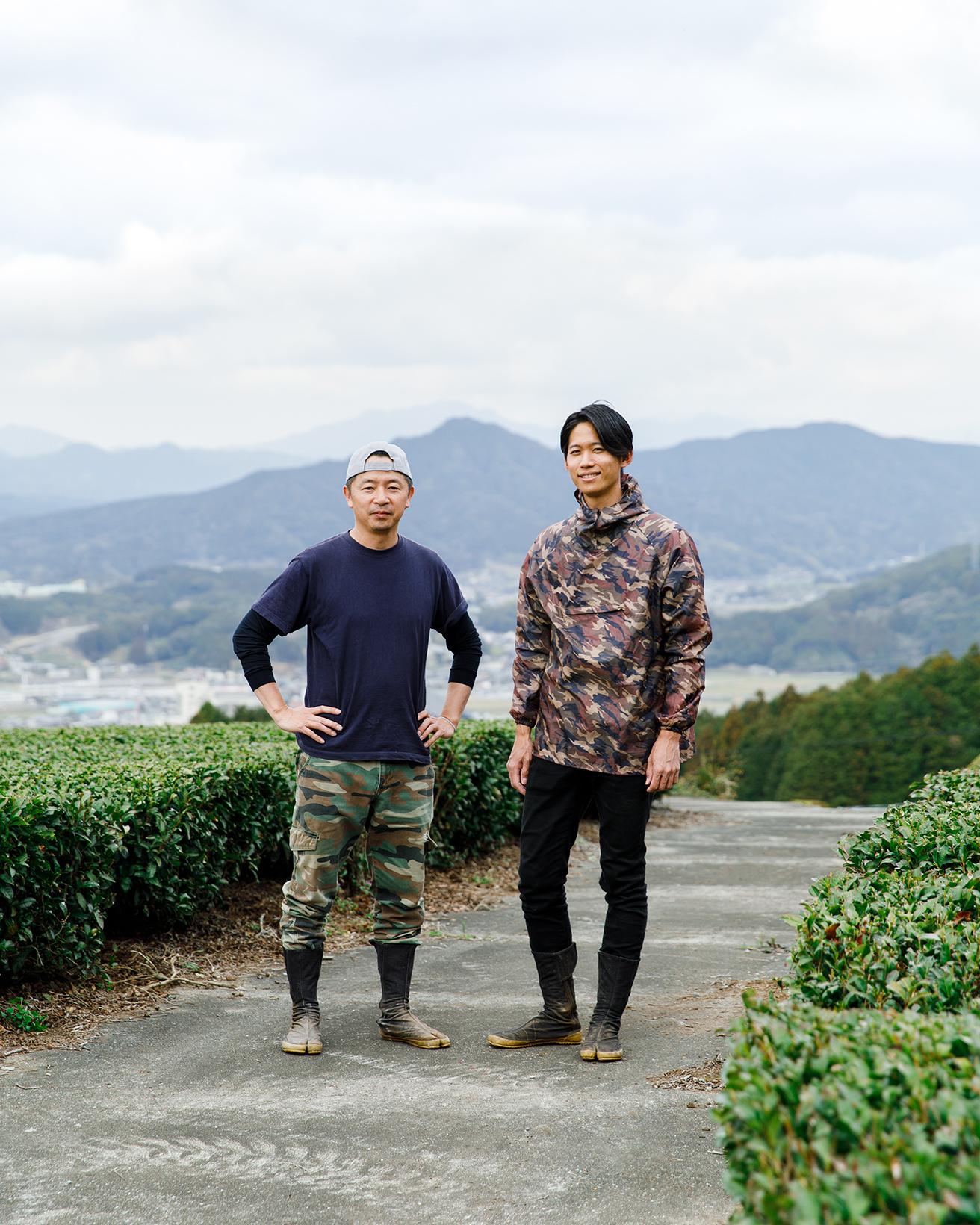 嬉野のお茶農家、〈副島園〉副島仁さん（左）と〈茶屋二郎〉松田二郎さん（右）。2人は師弟関係で、お互いの茶畑もそばにある。