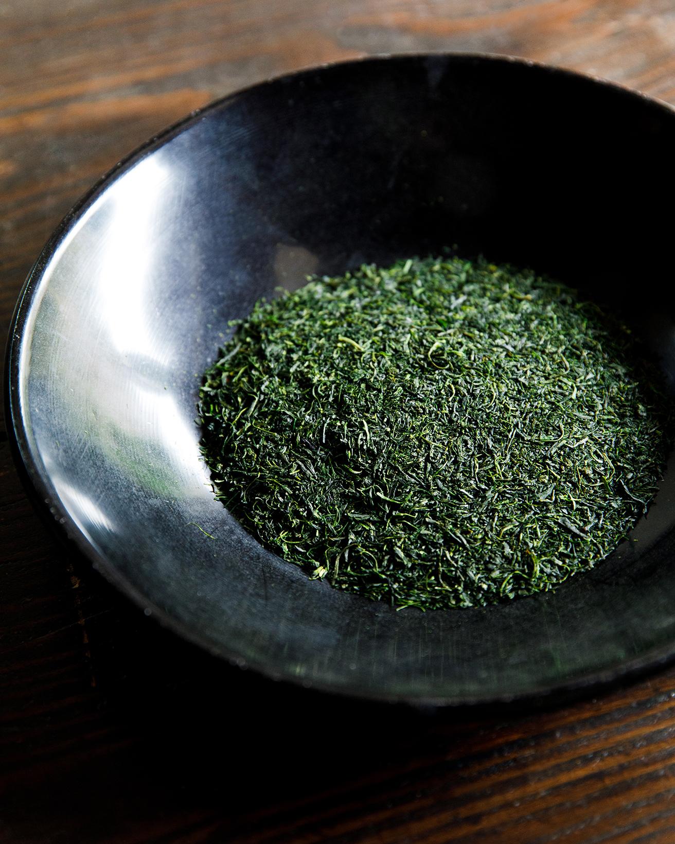 ぐり茶と呼ばれる、丸い茶葉が特徴の嬉野茶。味が凝縮された柔らかい葉のみを収穫するため、この形状となる。