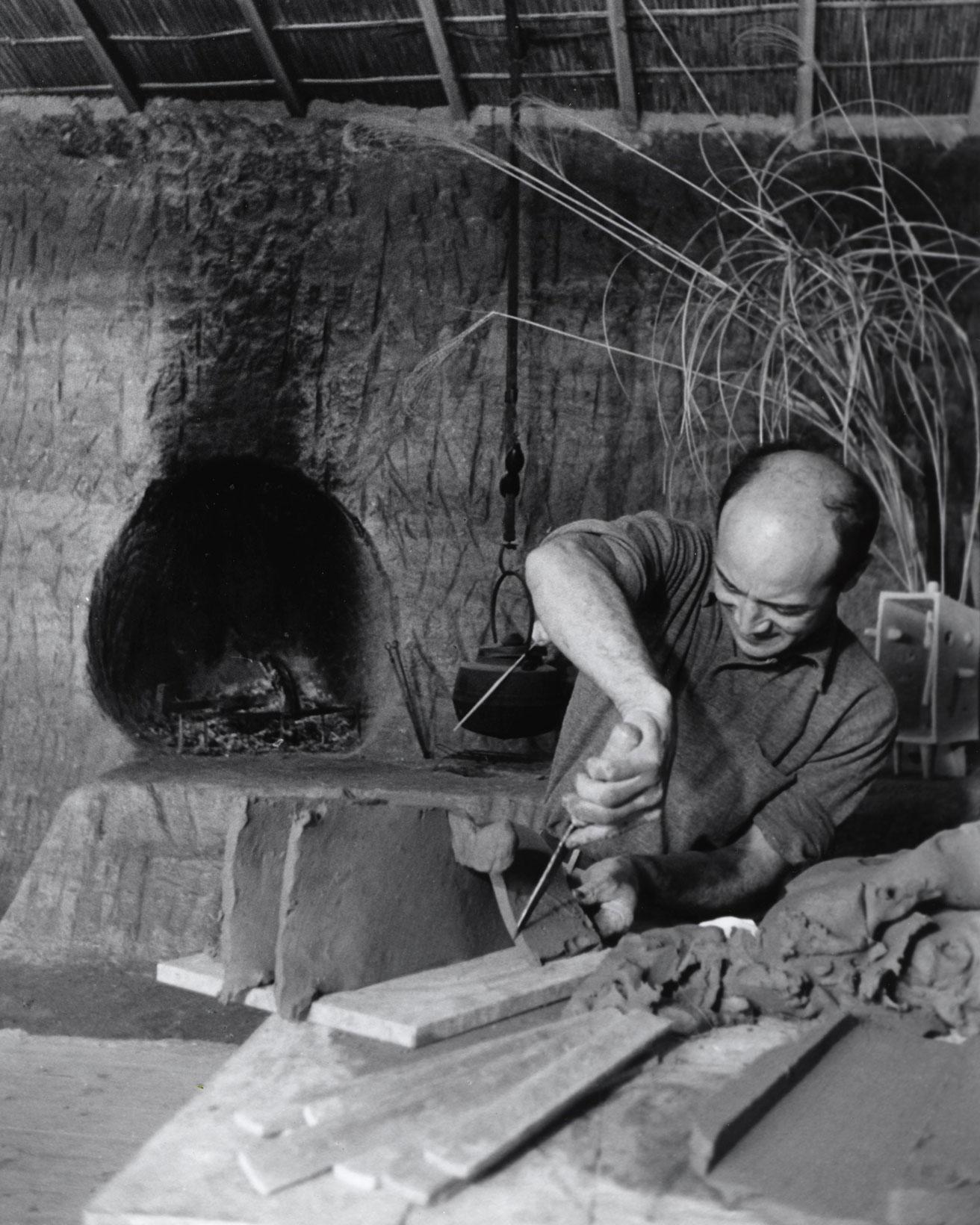 北鎌倉のアトリエで粘土を加工するイサム・ノグチ（1952年頃）。