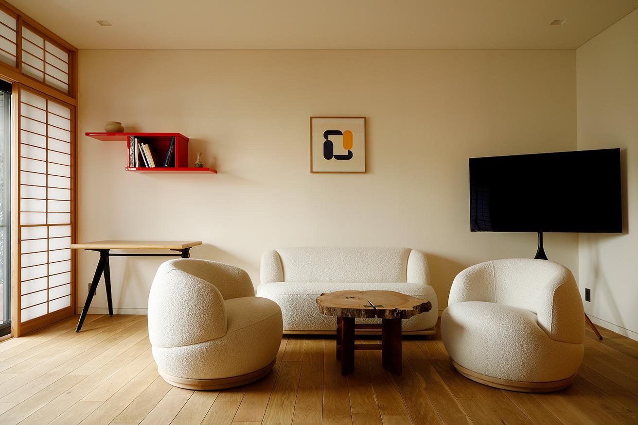 「TAKE」など、客室にはすべて自然素材の日本名が付けられている。無垢材を使った床にも温もりを感じる。手前はベトナム・ホーチミンを拠点とする〈ディーエイト ディストリクトエイト〉に別注したソファ。photo_Makoto Ito