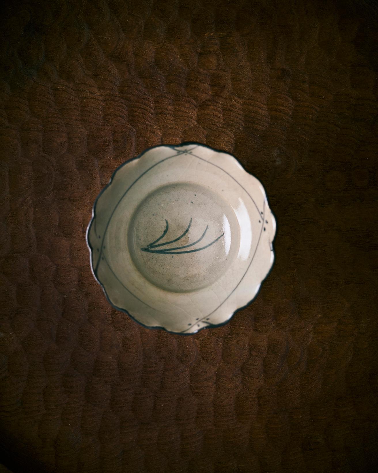 以前唐津を旅したとき、大好きな〈隆太窯〉に立ち寄りました。そこで見つけたのがこの中里太亀さんの豆皿。佇まいは控えめですが、盛り映えするのでとても使いやすいんです。我が家では超ヘビロテの器です。