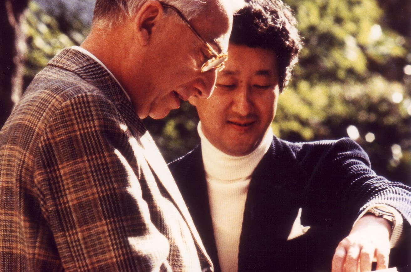 『MA Space-Time in Japan』展を訪問した哲学者ロラン・バルトと、磯崎新。「間」という日本独自の時空概念を提示した本展には多くの著名人が訪れた。 photo_Kishin Shinoyama