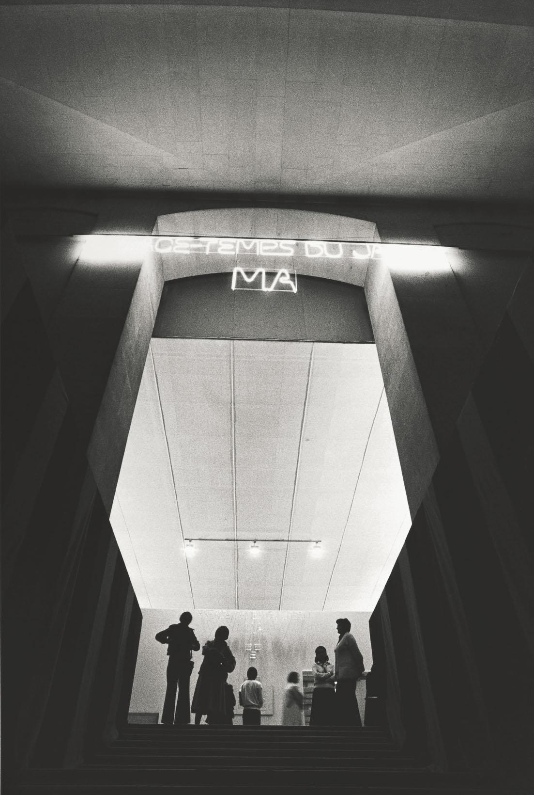 1978年、『MA Space-Time in Japan』展（1978-79年、パリ）会場入口には、日本独自の時空概念である「間」＝「MA」の2文字をあしらったネオン管が展示された。　photo_Shuji Yamada