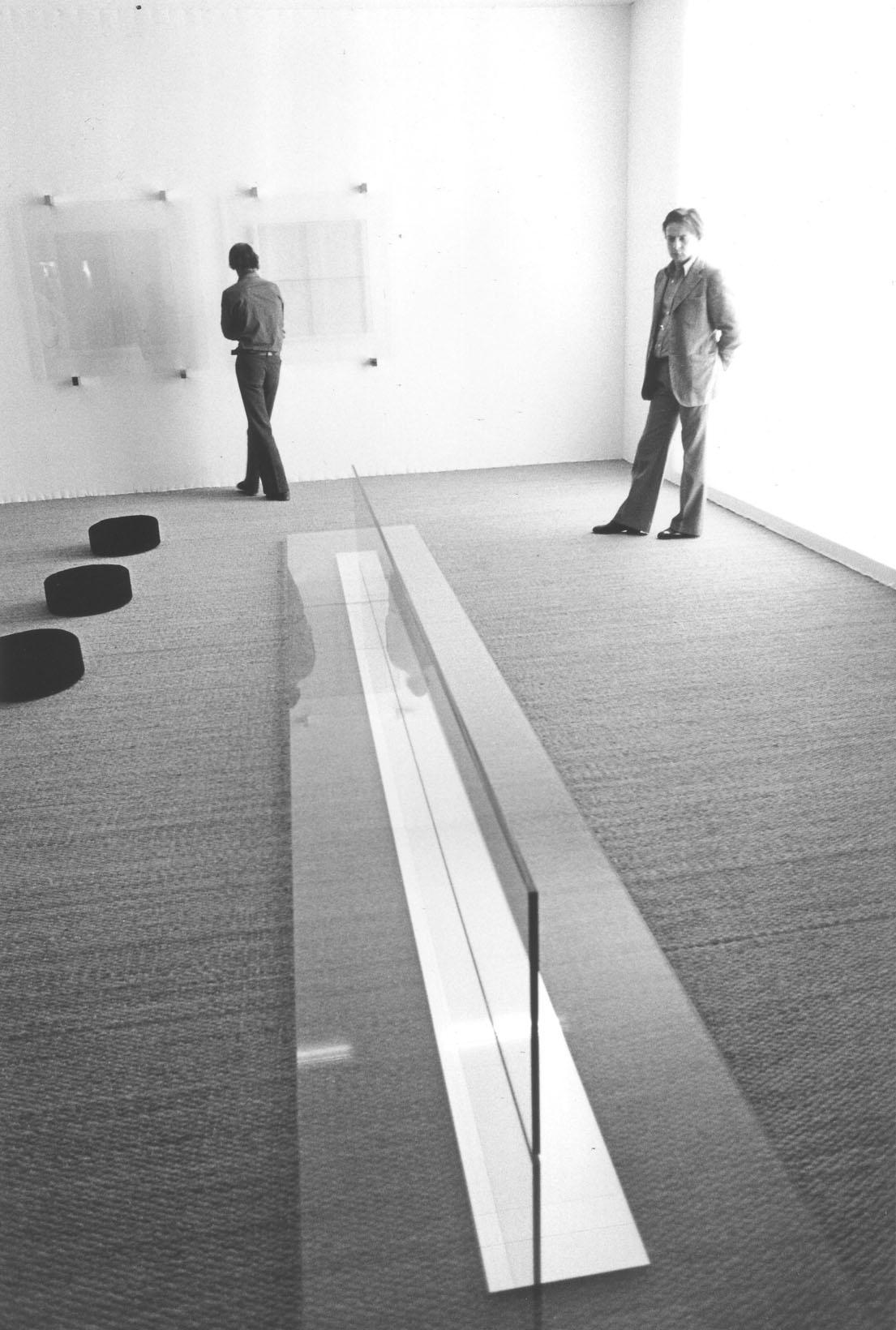 『MA Space-Time in Japan』展（1978-79年、パリ）、倉俣史郎による作品《はし》。磯崎新は倉俣に、2つの空間や物をつなぐものとして「はし」という概念を表した立体作品の制作を依頼した。　photo_Shuji Yamada
