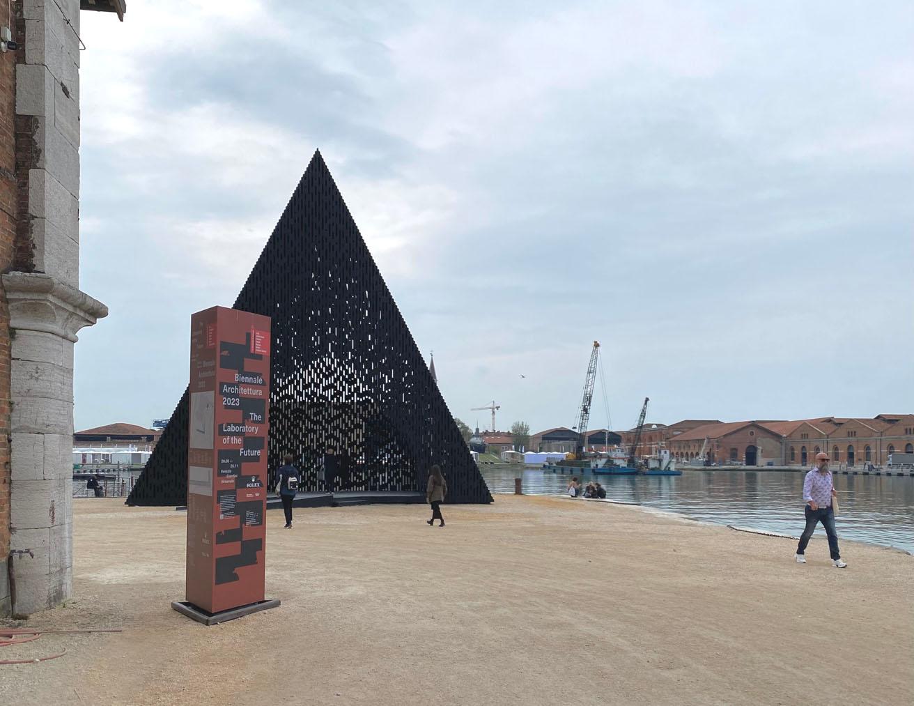 アルセナーレ会場の奥に建てられたパビリオンは、ロンドンからガーナにベースを移したデイビッド・アジャイの作品。〈Kwaee〉という作品名はガーナで使われるTwi語で「森」を意味する。photo_Megumi Yamashita
