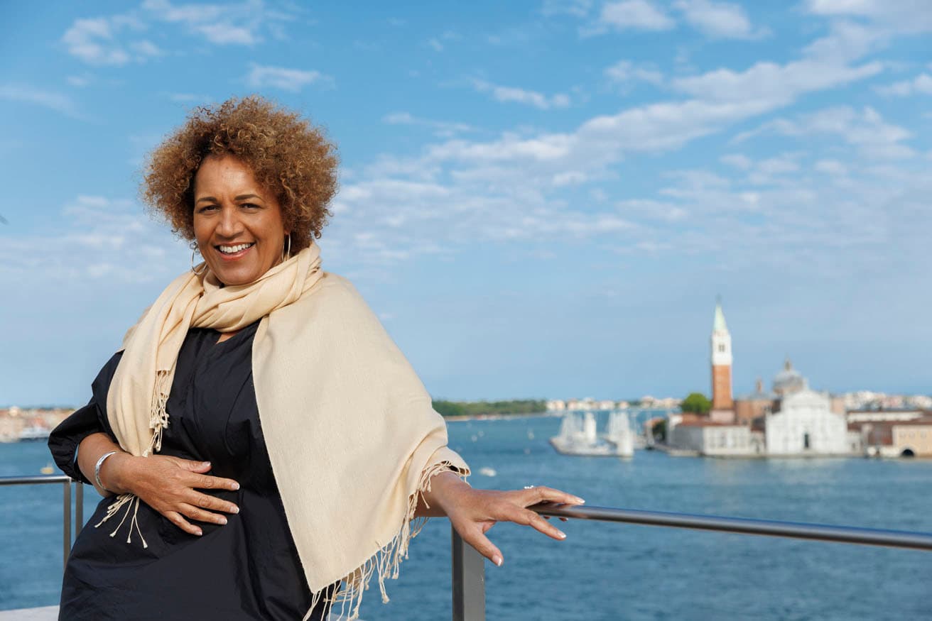第18回 ヴェネチア・ビエンナーレ国際建築展の総合キュレーターを務めるレズリー・ロッコ(Lesley Lokko)。photo_Jacopo Salvi, Courtesy of La Biennale di Venezia