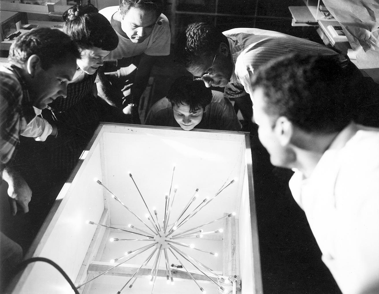 イームズの名作《Galaxy》のプロトタイプを見るワークショップの様子。1949年のイームズオフィスにて。photo_Eames Office, LLC, 2023