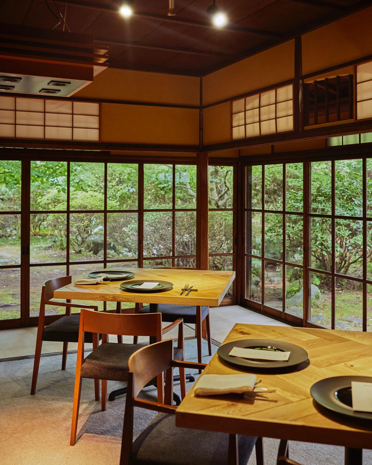 大広間を活用したダイニングからは、美しく手入れされた日本庭園を望む。