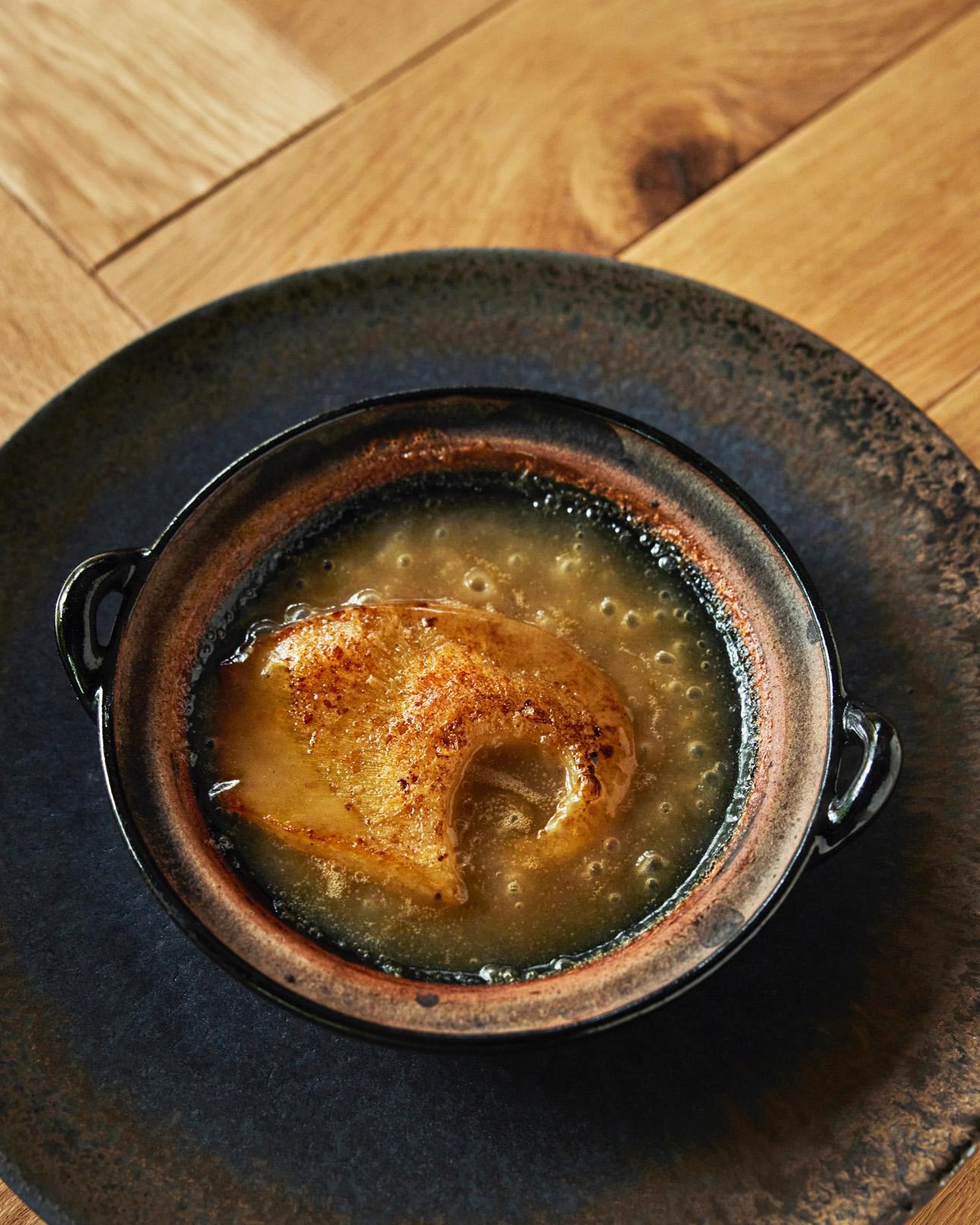 柔らかく蒸しあげたフカヒレと、美味鶏のガラやモミジを7～8時間煮込んだ白湯スープを合わせたひと皿。