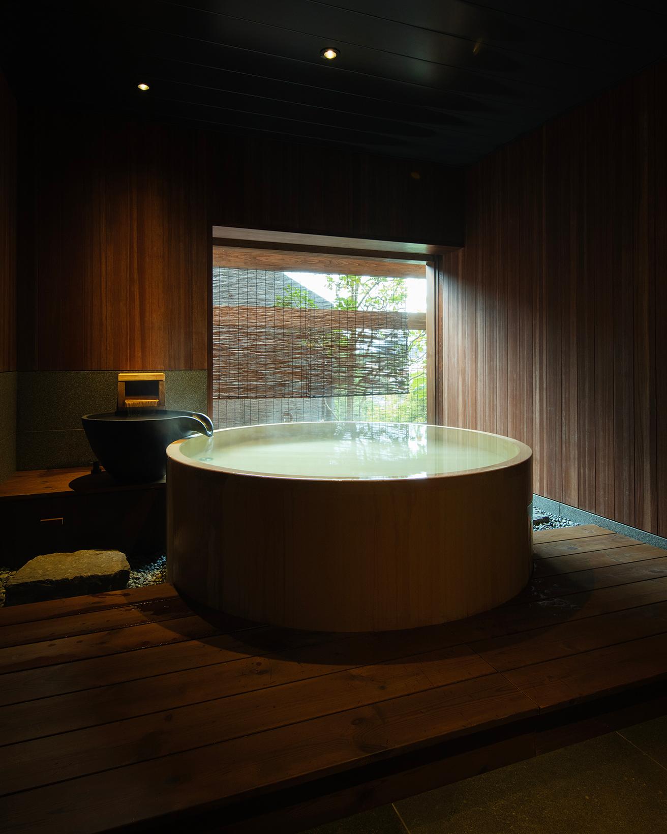 貸切風呂、檜の半露天温泉。大浴場には内湯と半露天風呂がある。