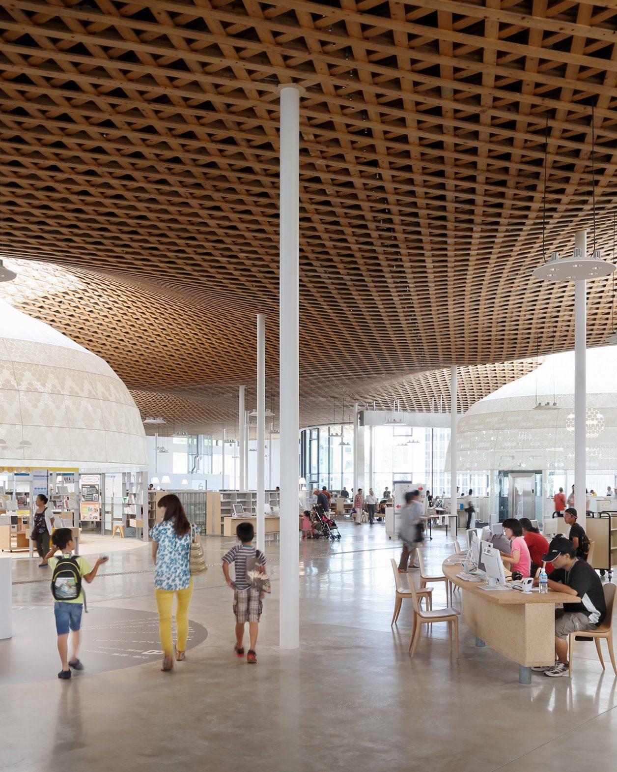 伊東豊雄の5つの公共建築を巡る展覧会が、自身の最新建築で開催。