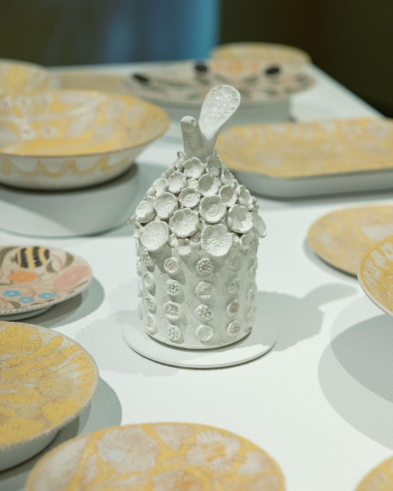 鹿児島のシグネチャーでもある陶器作品「花と鳥のタワー」。2023年バージョン。