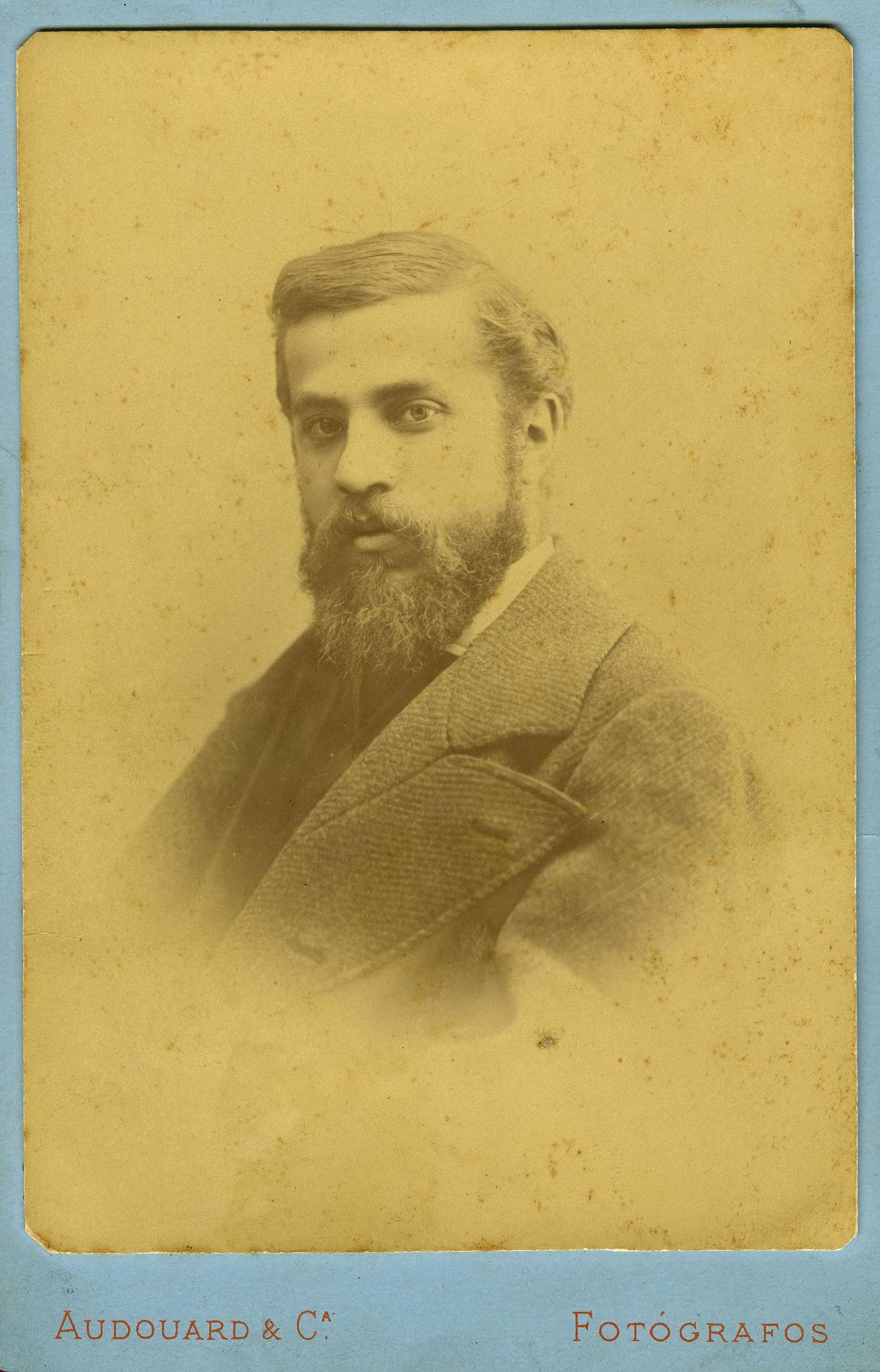 《アントニ・ガウディ肖像写真》1878年頃、レウス市博物館。