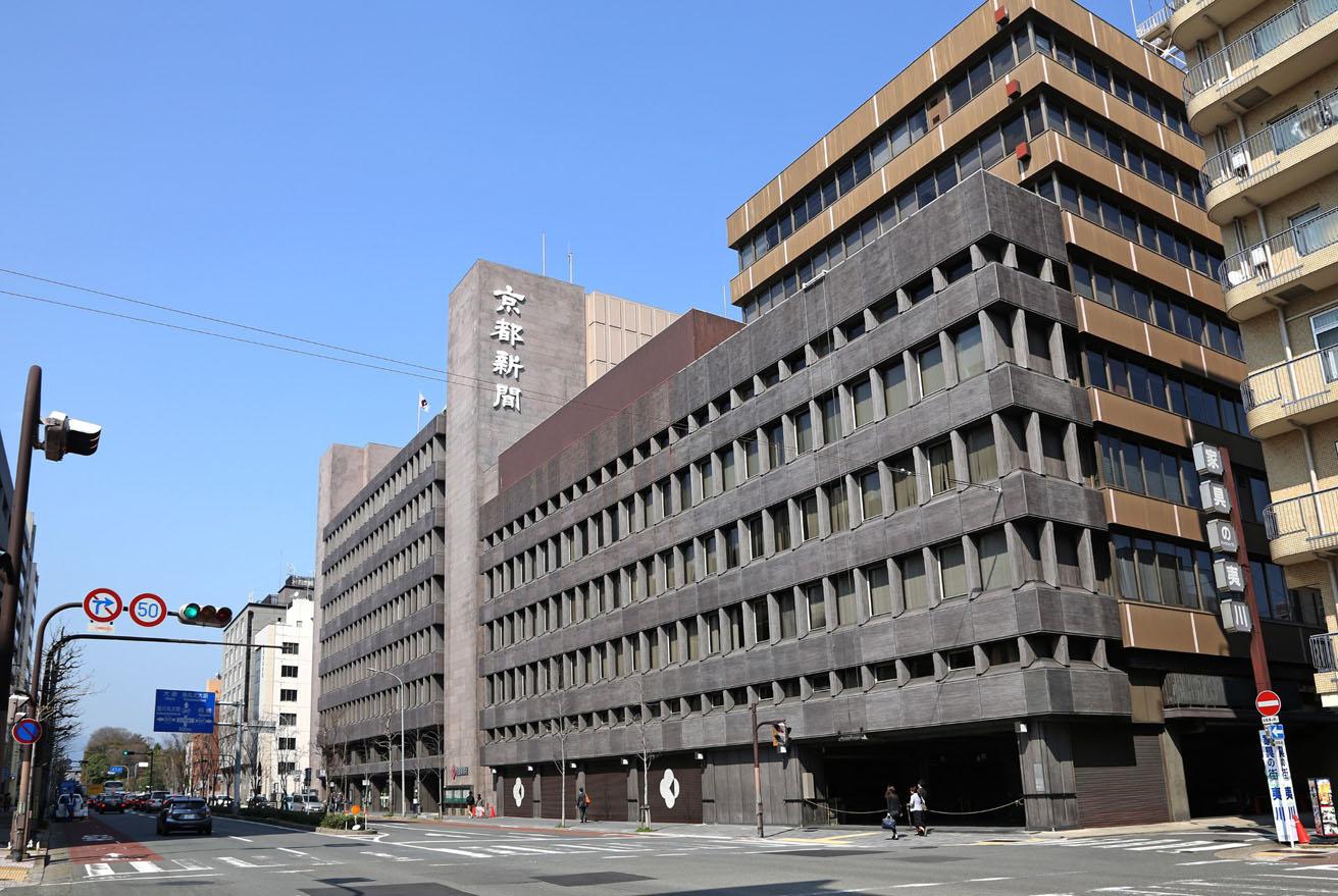 かつて印刷工場だった〈京都新聞ビル〉地下1階の約1,000平米の広大なスペースには、坂本龍一 + 高谷史郎の作品が展示される。