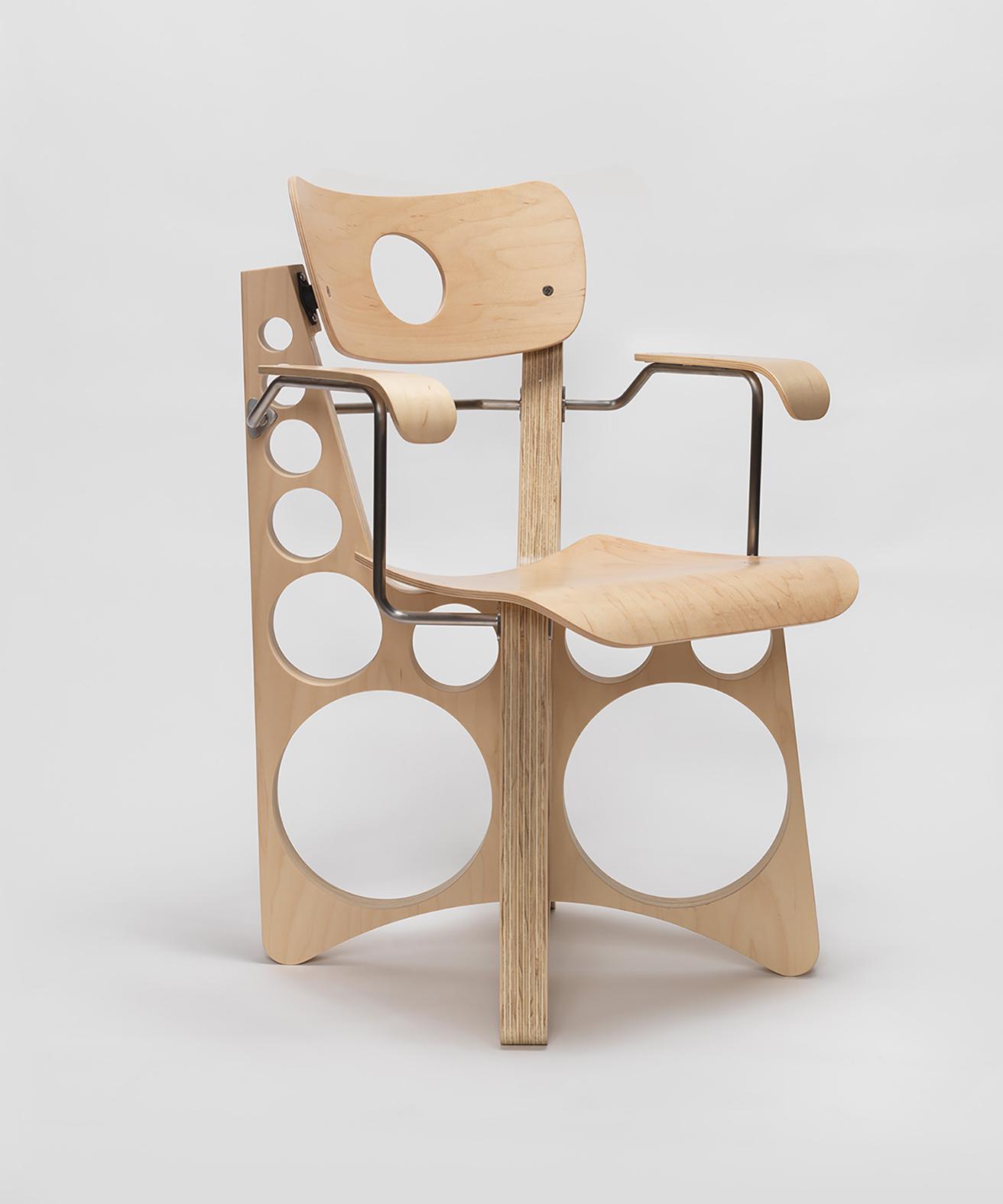《Shop Chair》のバリエーション。メタルアーム付きの《Arm Rest Shop Chair》。w60.9 ×d46.9×h85cmv ©️Tom Sachs