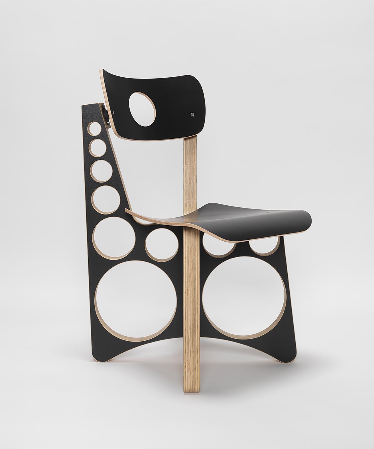 《Shop Chair》に色と素材のバリエーション6種がお目見え。コチラは新カラーのブラック。w46.9×d46.9×h85cm ©️Tom Sachs