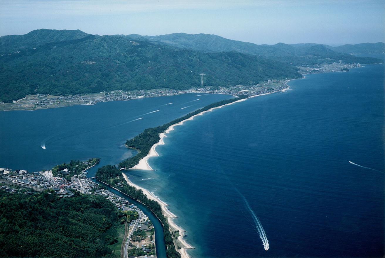 日本三景のひとつ、天橋立。京都府宮津市の宮津湾と内海の阿蘇海を南北に隔てる全長3.6キロメートルに及ぶ湾口砂州だ。