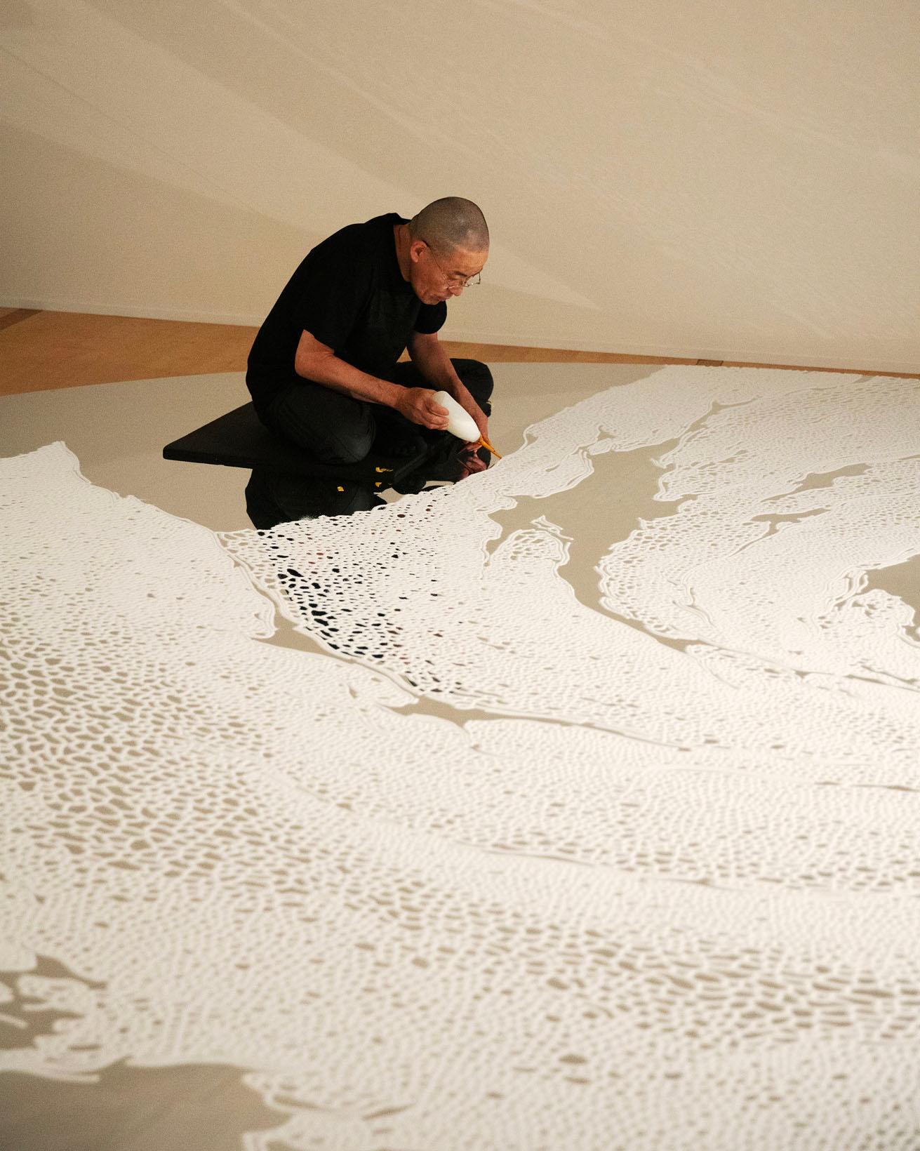 7月末、展示室で公開制作を行った山本基（やまもと もとい）。1966年広島県出身。塩によるインスタレーションや、迷宮や渦巻きをモチーフにしたドローイングを制作。主な個展に「「山本基しろきもりへ─現世の杜・常世の杜─」（彫刻の森美術館、2011年）など。『奥能登国際芸術祭2023』では前回に引き続き《記憶への回廊》（2021年）を展示。
