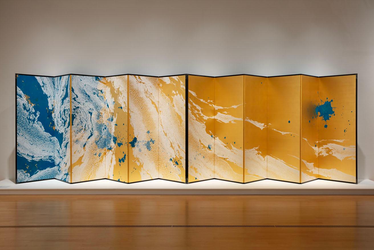 9月1日まで展示されていた山本基《時を纏う》（2022年）。金屏風に載せられた青と白が波のしぶきのようにも見える。

