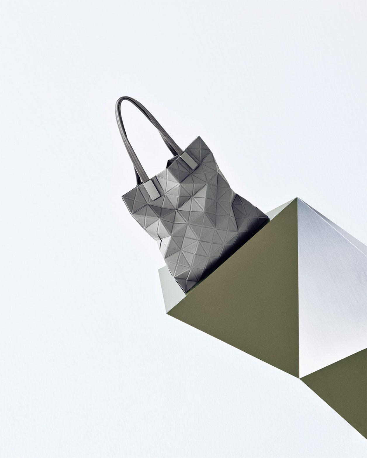 〈BAO BAO ISSEY MIYAKE〉ー自由に変化する革新的なバッグに日常となじむ「TRACK」が登場。