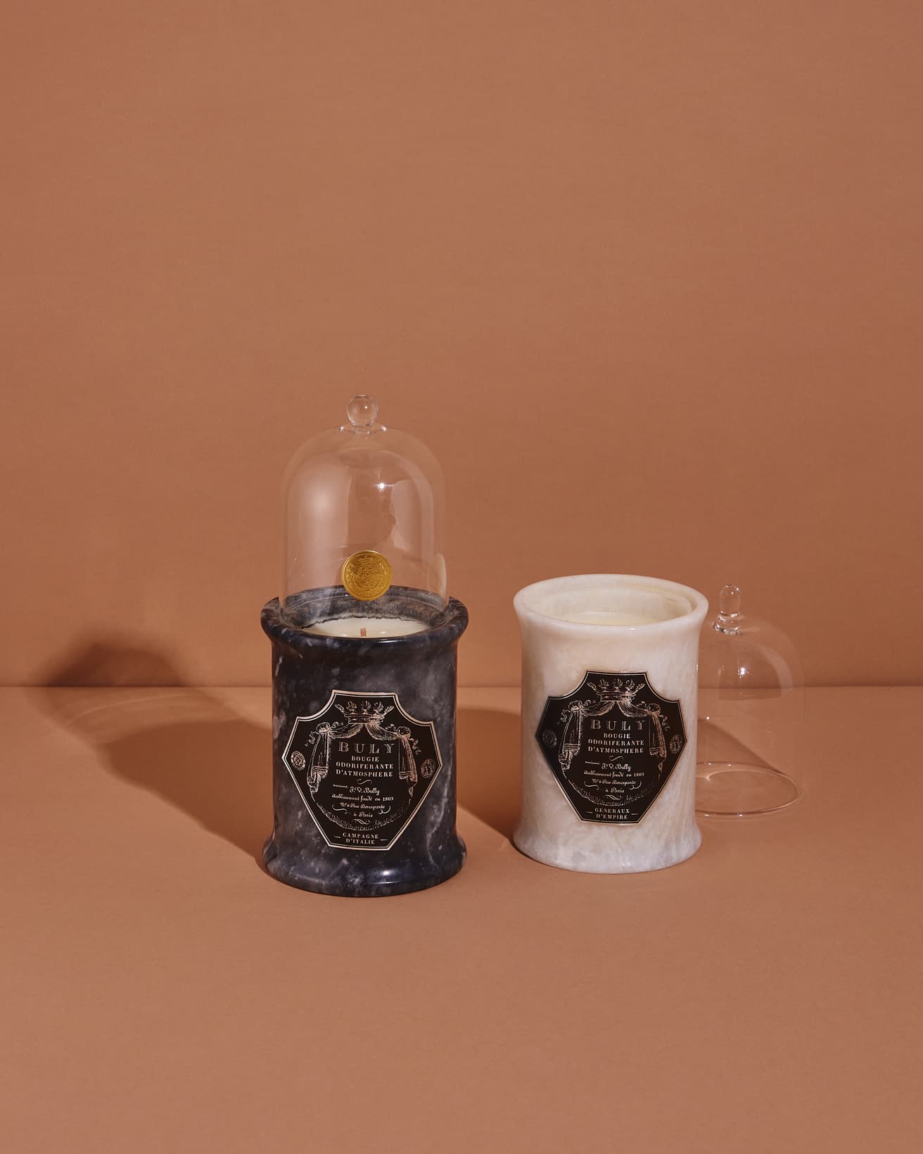 《ブジー・パルフュメ カンパーニュ・ディタリー》黒ベース 22,440円、《ブジー・パルフュメ ジェネロー・ダンピール》白ベース 22,440円。●ビュリージャパン㈱ TEL 0120 09 1803