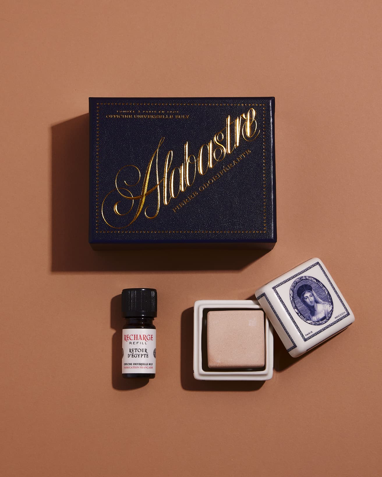 陶器の容器、ディフューザーのストーンとフレグランスオイルのセットとなるストーンフレグランス。《アラバストル ルトゥール・デジプト》9,570円。