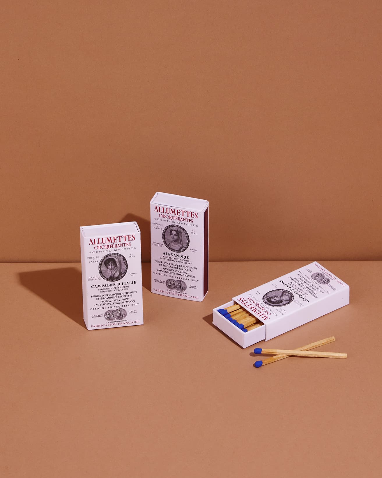 香りによってパッケージの絵が異なるフレグランスマッチ。左から《アリュメット・パルフュメ カンパーニュ・ディタリー 》、《アリュメット・パルフュメ アレクサンドリー》《アリュメット・パルフュメ ジェネロー・ダンピール》各2,860円