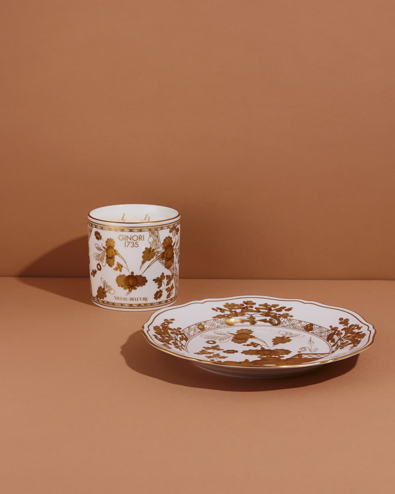 まるで絵画のような華やかさ《アウルム(ヴィコロデローロ)》フレグランスキャンドル L 700g、53,900円。同じデザインでプレートも展開されている、プレート27cm《アウルム》28,600円。