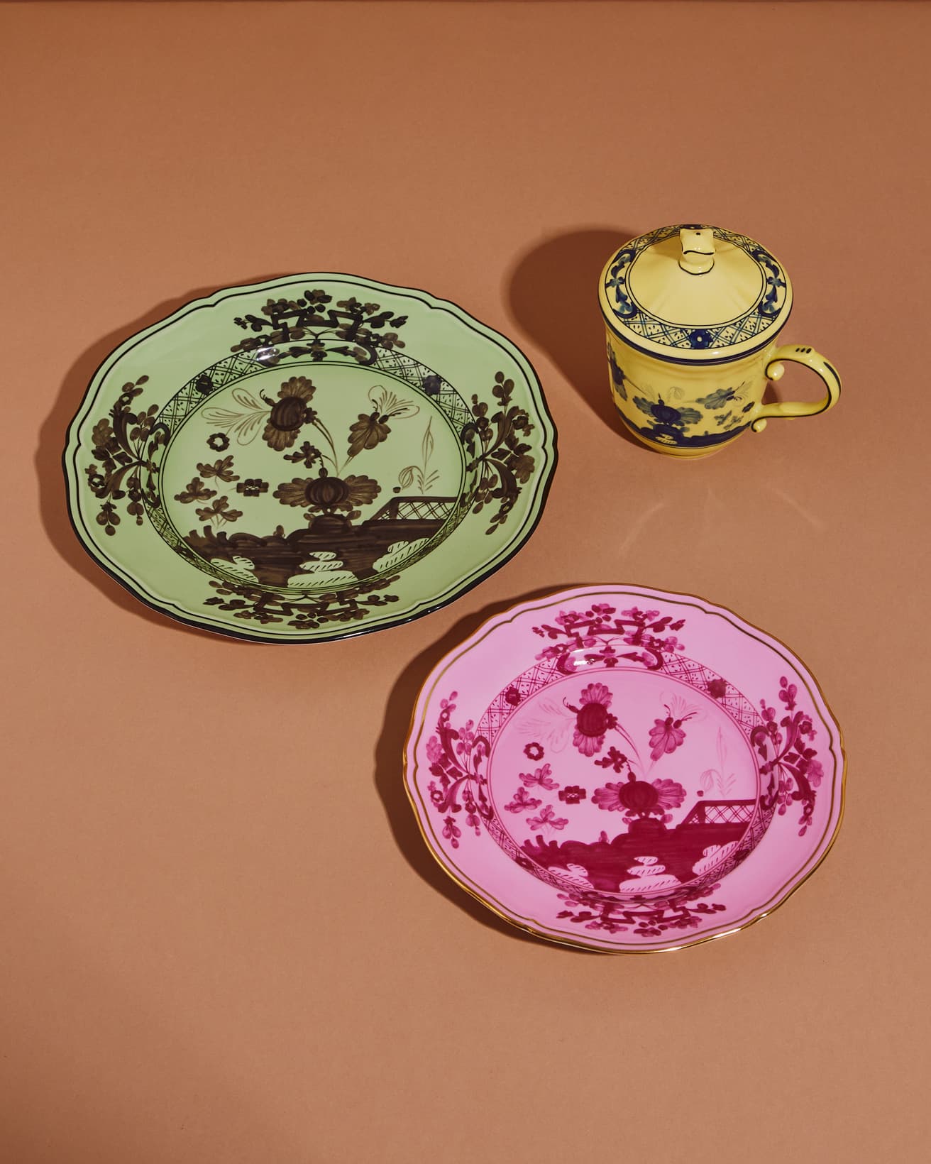 〈オリエンテイタリアーノ〉コレクションは種類豊富。キャンドルと合わせてテーブルの上をコーディネートしたい。プレート27cm《バリオ》15,070円、プレート21cm《ポルポラ》17,600円、フタ付きマグカップ 400cc《チトリーノ》28,600円。