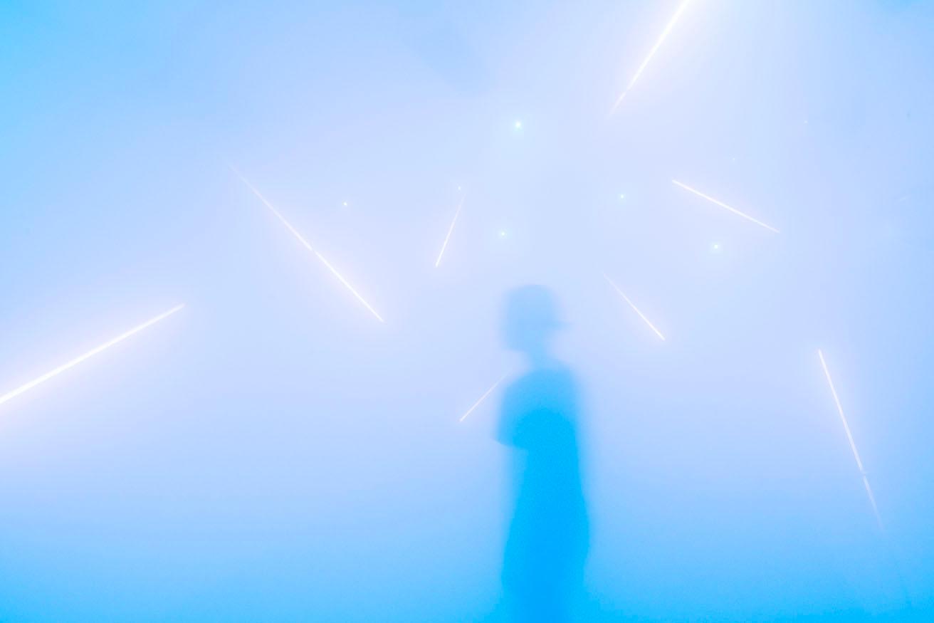 《霧中夢 – Dream in the Mist –》 小山田圭吾のソロユニット「コーネリアス」による最新アルバム『夢中夢 -Dream In Dream-』（2023年）に収録された曲がベースとなった作品。サウンドエンジニアのZAKによる立体音響に、高田政義による照明がシンクロし、夢中夢ならぬ霧中夢な空間に。