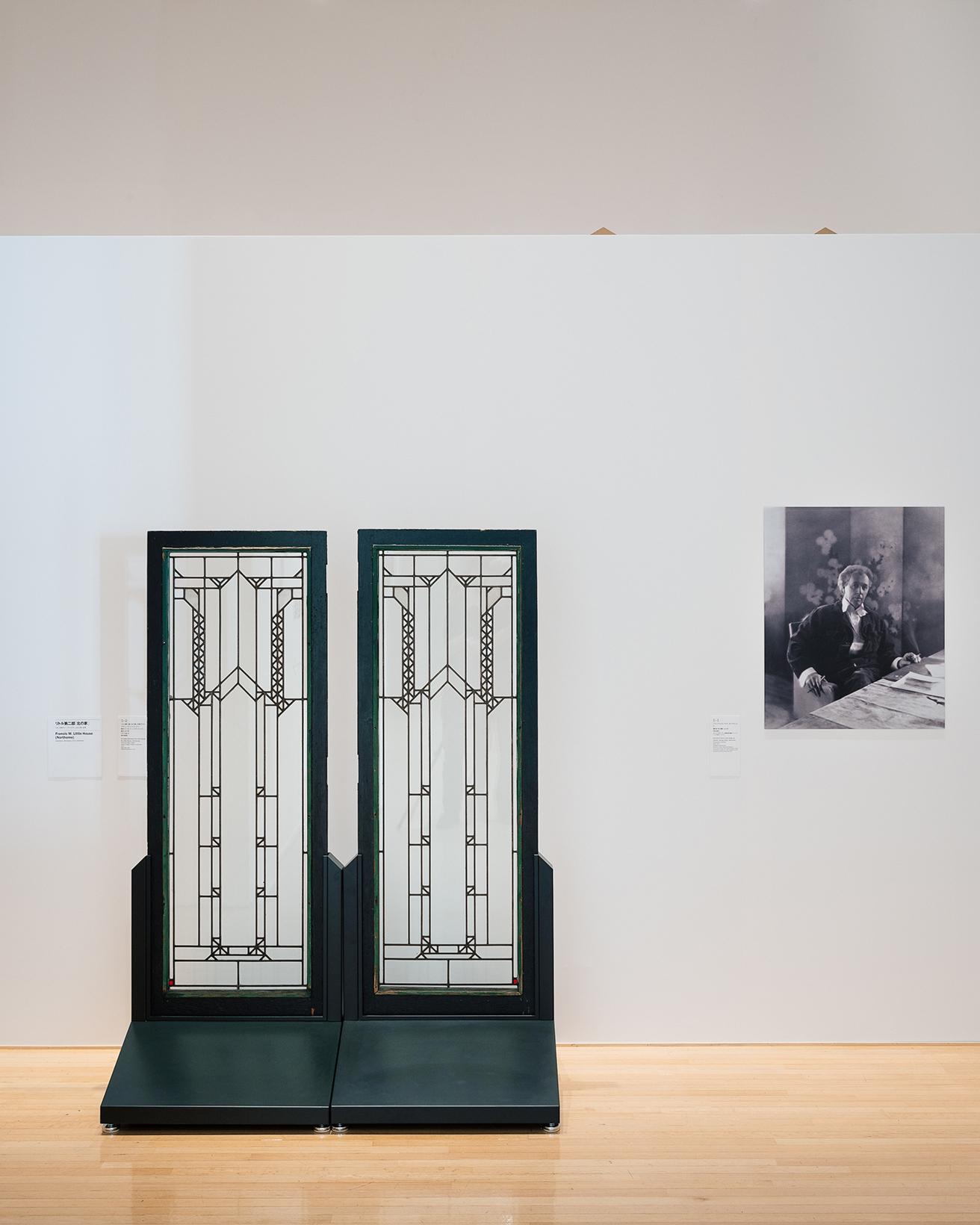 作品ごとに異なるアートガラスをデザインしたライト。展示の入り口で人々を迎え入れるのは、1912年完成の〈リトル第二邸（北の家）〉の窓ガラス。