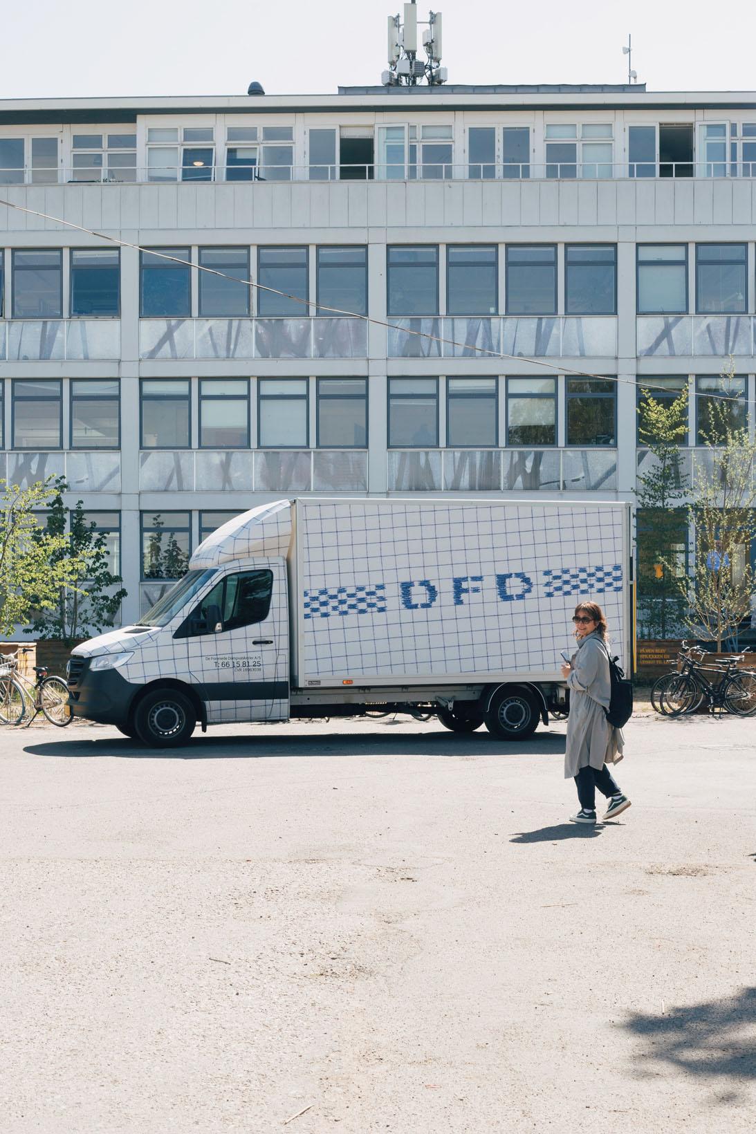 コペンハーゲンでは、偶然、デンマークの業務用布巾メーカー〈DFD〉の配送トラックに遭遇。〈DFD〉はコペンハーゲンのカフェなどで、スタッフたちが作業用に使っているのを度々目にし、興味を持ったアイテムのひとつ。作原はこうした素朴で何気ない、普段使いのアイテムに秘められた良さを引き立てるスタイリングを大切にしている。　photo_Maya Matsuura
