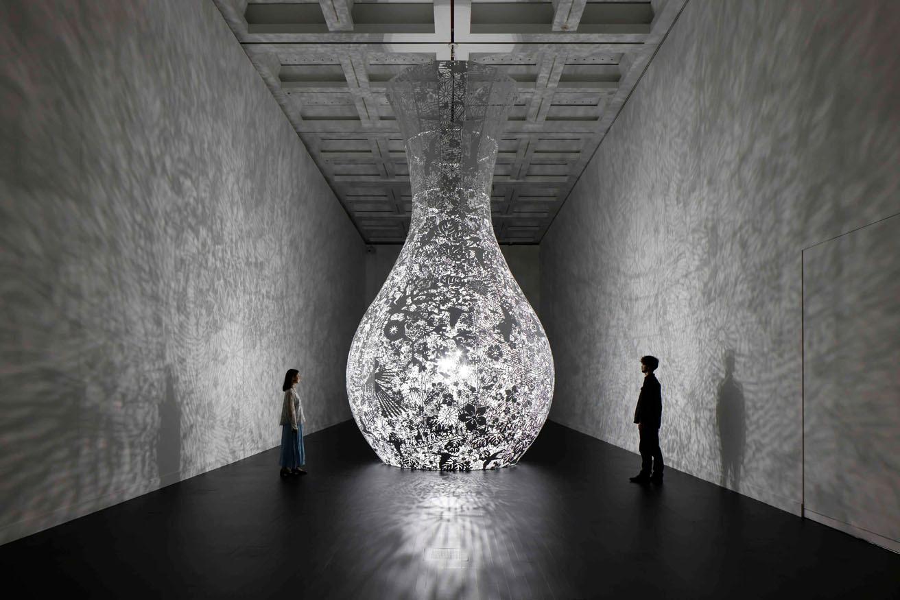 《Gravity and Grace》（2023年）展示風景。壺の中にある光源が上下して、壁や床に影を落とす。　photo_Keizo Kioku