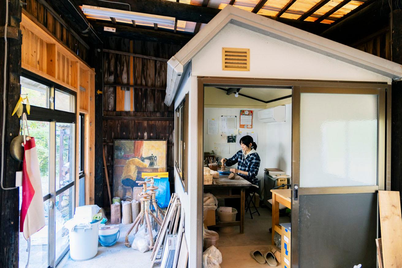 父が建てた木造の建物に、冷暖房を完備した小さな小屋をビルドインした坂本さんのアトリエ。