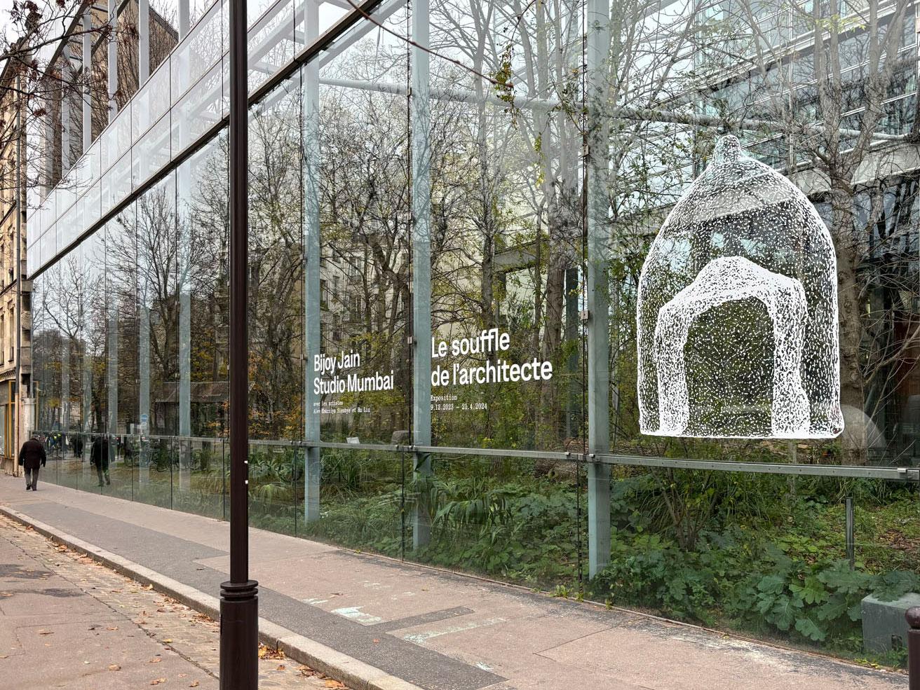 ジャン・ヌーヴェル設計の〈カルティエ現代美術財団〉のガラスの外壁に、展覧会の案内が。　photo_Megumi Yamashita