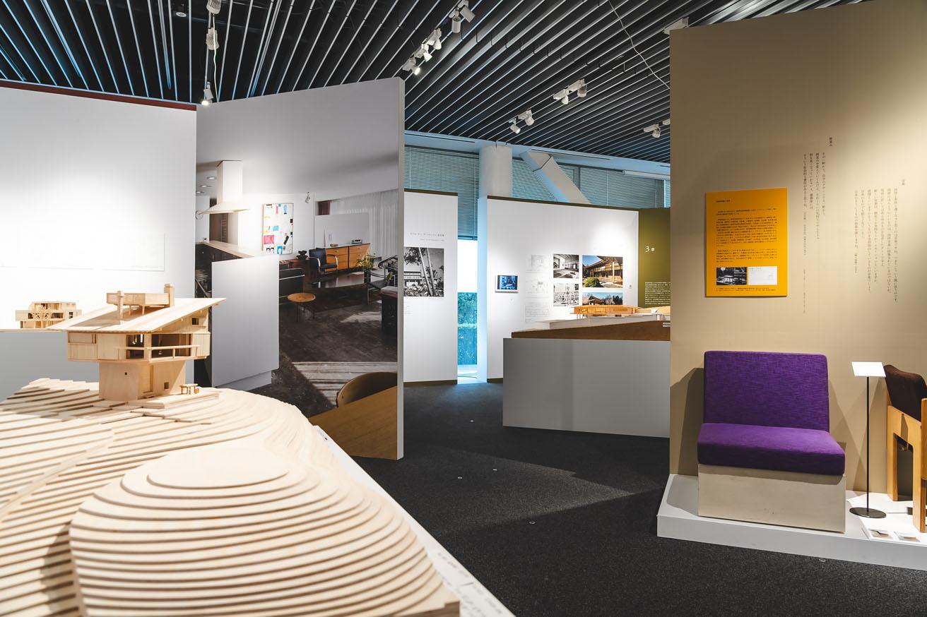 『建築家・吉村順三の眼（まなざし）―アメリカと日本』展会場風景。左は〈軽井沢の山荘〉、右は吉村がデザインした「たためる椅子」。コンパクトにしまえる座り心地のいい椅子。